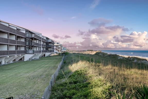 BIG DECK! Tiki Bar! Oceanfront Pool! Elevator!
